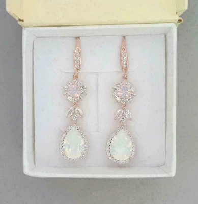 Hermoso pendiente de ópalo de fuego creado en laboratorio de pera de 2 quilates enchapado en oro rosa de 14 quilates Foto 1 de 3