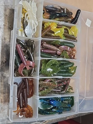Gran Lote de Señuelos de aparejos de pesca de peces Berkley Plásticos blandos y. caja Foto 1 de 4