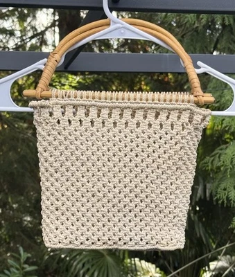 Bolso de mano/cartera vintage de macramé de los años 70 con asa de bambú hecha a mano Foto 1 de 4