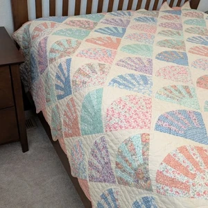 Vintage Seashell Fan Quilt Hand Stitched Scalloped 98x75 Bedspread ARCH QUILT NY - Picture 1 of 13