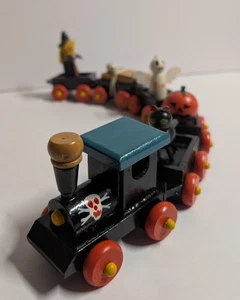 Halloween Zug mit 6 Autos 5 Figuren Katze Kürbis Geist Skelett Hexe - Bild 1 von 7