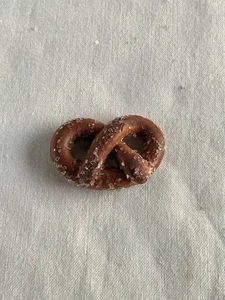 Byers Choice Accessorio Caroler Pretzel Salato 1 3/4" x 1" Uso per Oktoberfest - Foto 1 di 4