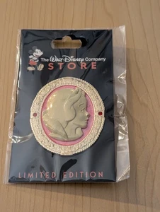 Disney DEC 2025 Princess Cameo Snow White LE 300 Pin - Picture 1 of 2