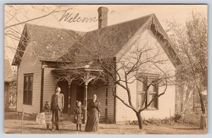 Altes Haus mit Menschen auf Veranda Echtfoto Vintage Postkarte - Bild 1 von 3