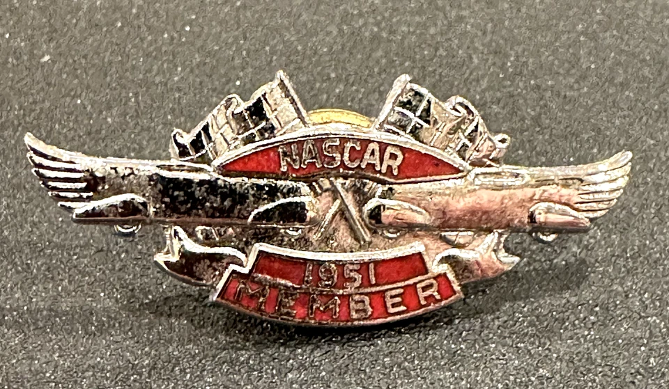 🔴🔴 Prendedor de miembro NASCAR 1951 vintage plateado y rojo - ¡RARO! 🔴🔴 Foto 1 de 1