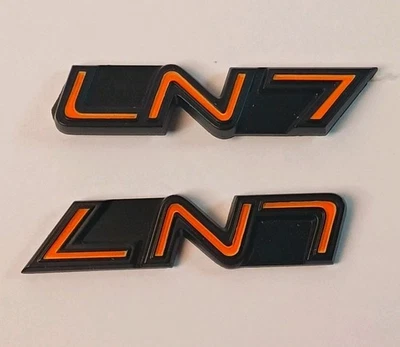 LOTE DE 2 PIEZAS emblema Ford Mercury LN7 / RARO NARANJA Y NEGRO Foto 1 de 4