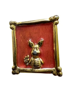 Disney Ferkel goldfarbene Emaille Pin Anstecker rot & gold Rahmen - Vintage Sammlerstück - Bild 1 von 4