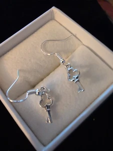 925 Sterling Silber Herz Schlüssel Design kleine Ohrhänger - Bild 1 von 6