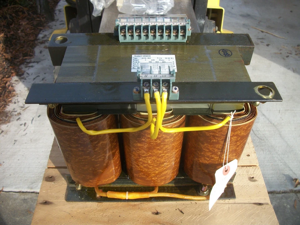 TRANSFORMADOR FUJI 2KVA 3PH 3STD-2KA HV 440X480 LV 200 NUEVO Foto 1 de 4