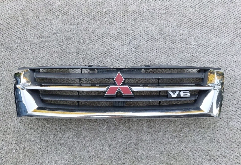 2001-2002 MITSUBISHI MONTERO PARRILLA SUPERIOR OEM 01 02 RADIADOR MR387981 Foto 1 de 4