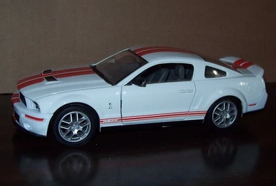 Shelby GT500 MUSTANG 2007 1:24 - blanco con rayas naranjas Foto 1 de 4