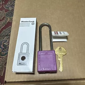Candado de seguridad termoplástico Master Lock 410KALTW400PRP grillete de 1 1/2” X 5” - Imagen 1 de 5