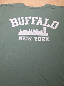 Camiseta verde Buffalo NY letras blancas talla mediana con Buffalo City Skyline - Imagen 1 de 4