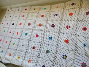 Manta acolchada afgana cuadrada de ganchillo multicolor vintage hecha a mano 106 X 84 - Imagen 1 de 12