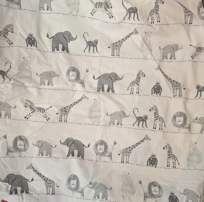 Lençol Pottery Barn branco com estampa de animais safári preto e cinza - Imagem 1 de 4