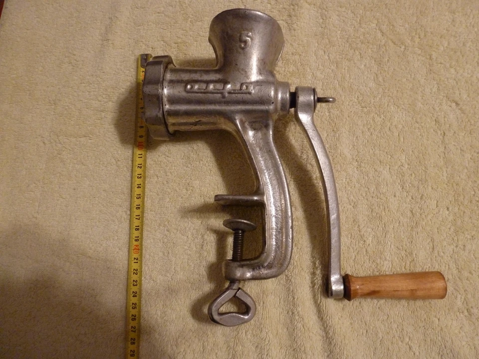 Ancien hachoir à viande manuel en fonte d'aluminium avec poignée en bois N°5 - Photo 1/4