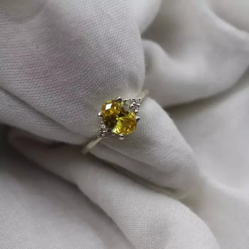 Alianza ovalada de diamantes con zafiro amarillo natural de 2,28 quilates acabado en oro blanco de 14 quilates 7 Foto 1 de 4