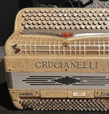 Аккордеон Crucianelli — 5-рядный правосторонний — 2 басовых регистратора — нуждается в настройке - Изображение 1 из 4