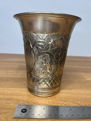 Jarrón rústico vintage con motivo de bayas en tono plateado Foto 1 de 4