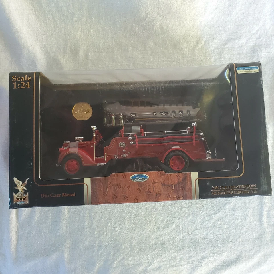Yat Ming Signature Series Ford 1938 Fire Engine Die Cast Metal Scale 1 24