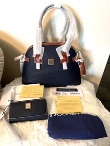 JUEGO DE 2 PIEZAS Cartera Dooney & Bourke Grano Guijarro Cúpula y MUÑEQUERA Dooney & Bourke - Imagen 1 de 14