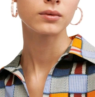  Pendientes de aro recortados con logotipo perforado en T de oro Tory Burch   Foto 1 de 4