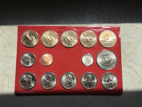 2007 US. Mint set Complete and original  D mints  14 coins Cover