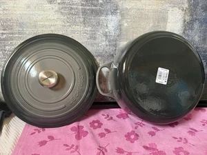 Le Creuset Enameled Cast Iron Signature Dutch Oven 6.75 Qt. Oyster - Picture 1 of 4