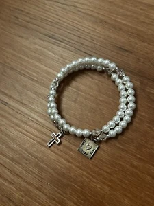 Damen Mädchen Natur Weiß Kreuz Perlen Armband Religiös Glaube Christlich Geschenk - Bild 1 von 3