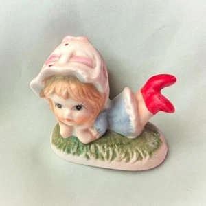 Statuina piccola ragazza in ceramica sdraiata sull'erba HiMark vintage (BL4) - Foto 1 di 8