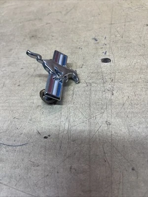 1969 年福特野马 1970 年门板徽章司机侧 — 第 1/4 张图片