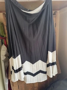 BNWOT Black White Chevron Pleated Midi Skirt F&F Size 20 - Picture 1 of 3