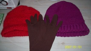 2 selbstgestrickte Damenmützen Zugabe Handschuhe DDR - Bild 1 von 1