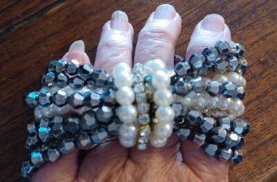 Pulsera gruesa elástica anudada con perlas, cuentas negras y pedrería Foto 1 de 2