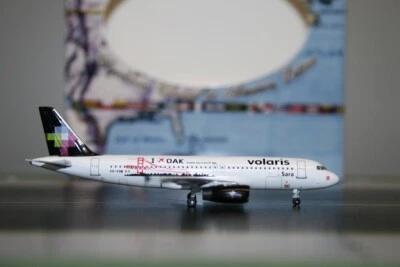 Aeroclassics 1:400 Volaris Airbus A320-200 XA-VOM (AC411252) 'Oakland Airport' - Image 1 of 4