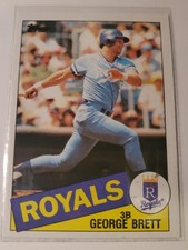 1985 Topps - #100 George Brett ( ERROR CARD) HAS INK SMUDGE BY CROWN
