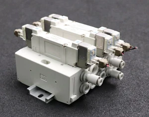 SMC Ventilinsel mit 3x Elektromagnetventil SY5240-5LOU-Q 0,1-0,7MPa gebraucht - Picture 1 of 8