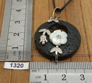 Pendentif donut LAVE naturelle et fleur blanche sculptée + cordon reglable reiki - Imagen 1 de 3