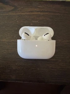 Apple AirPods Pro with Wireless Charging Case - White - Photo 1 sur 5