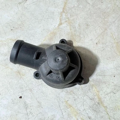 Volkswagen Polo 6R Coolant Thermostat Housing 03C121121B — 第 1/4 张图片