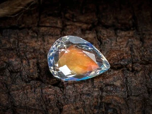 Piedra preciosa de luna arco iris dorada de 1,77 quilates facetada 8x6x5 mm forma de pera - Imagen 1 de 3