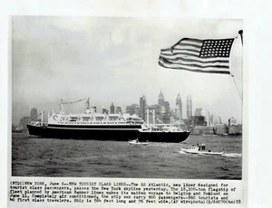1958 foto de prensa nuevo Ocean Liner SS Atlantic se prepara para el viaje inaugural en Nueva York - Imagen 1 de 2