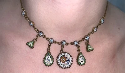 Collana girocollo con micromosaici in metallo dorato - Immagine 1 di 4