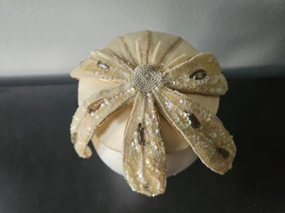 Sombrero/boina vintage de lentejuelas con pétalos de flores blancas de los años 50 con Srumbore Germantown PA Foto 1 de 4