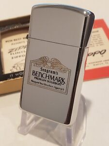 1975 Vintage Zippo Lighter SEAGRAM'S 7 Whiskey BENCHMARK Premium Bourbon Sign Ad