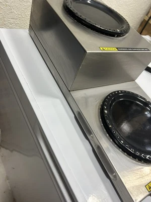 Calentador de cafetera eléctrico Bunn 11402.0001 - dos quemadores - de adelante hacia atrás Foto 1 de 4
