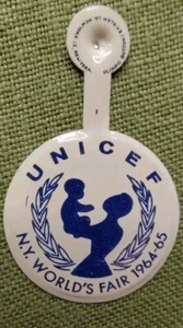 New York World's Fair NY 1964 - 65 UNICEF vintage Metal Fold-Over Tab Pin 1-1/8" - Picture 1 of 4