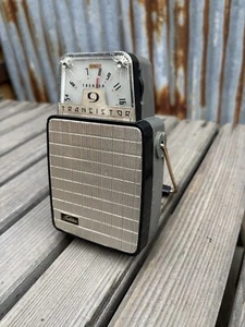 TOSHIBA 9TM-40 Transistor Radio -ROBOT RADIO - Picture 1 of 6