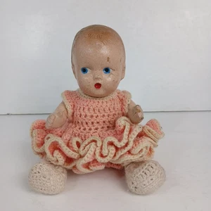 Vintage Composition Baby Puppe verbunden mit rosa gehäkeltem Kleid und Stiefeletten 9" - Bild 1 von 10