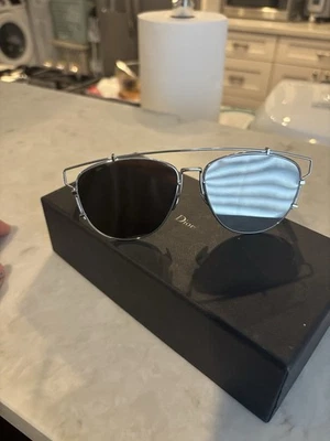 Óculos de sol Dior armação de metal lentes espelhadas - Imagem 1 de 4